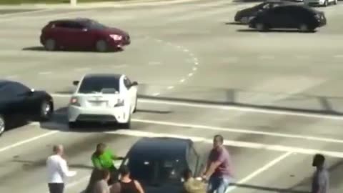 In Florida, a driver lost consciousness and other drivers on the road stepped 🎥🚗