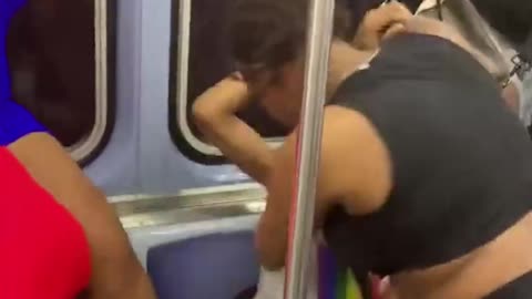 Członkowie społeczności LGBT wydają się mieć poważny spór w nowojorskim metrze.
