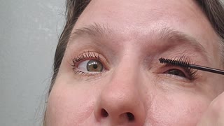 Putting on Younique Twisted Mascara