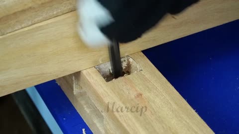 Use a chisel for a corner wood jointing technique