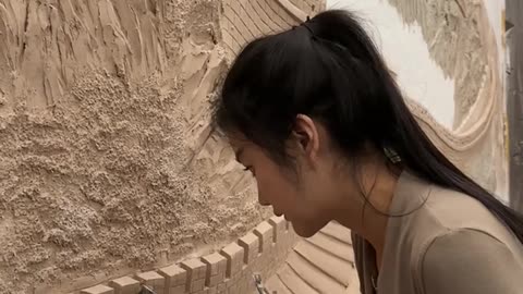 Inspiring born in the 1990s go to the construction site to make relief sculptures of the Great Wall