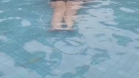 a mulher peidando piscina