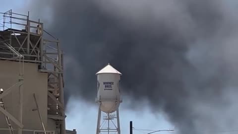 🚨#BREAKING: A Massive fire breaks out at warner bros studios