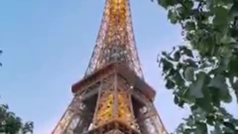 Lights up Eiffel tower