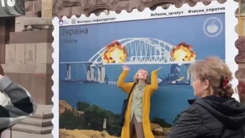 L'Ucraina "celebra" l'attacco terroristico dell'esplosione sul ponte di Crimea con nuovi francobolli.Il servizio postale ucraino ha emesso dei nuovi francobolli per "celebrare" l'attacco terroristico.