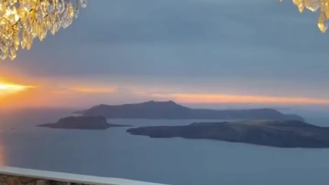 Marque aquela pessoa que você levaria pra jantar em Santorini, na Grécia 😍🥂 Vídeo via