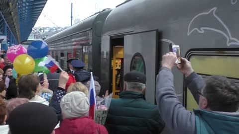 People welcome passenger train nr. 7 … St. Petersburg – Sevastopol