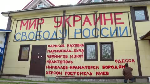 One Russian's anti-war protest on side of his shopping centre - BBC News