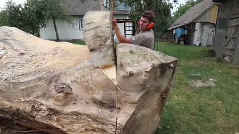 REAL SIZE WOODEN BEAR, amazing chainsaw wood carving