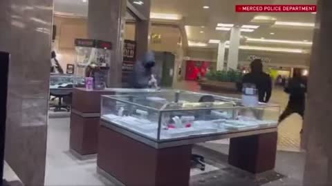 ⚡CAUGHT ON VIDEO: THIEVES SHATTER JEWELRY STORE IN CENTRAL CALIFORNIA