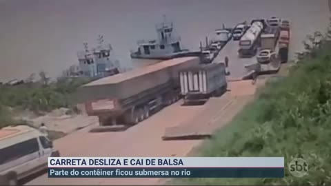 Carreta desliza de balsa e cai em rio no Amazonas | Primeiro Impacto