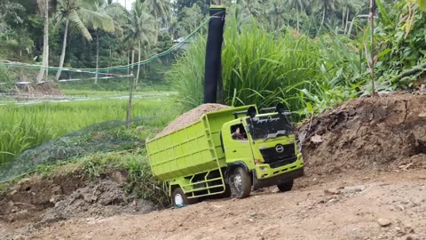 TRUK OLENG Dump Truk Trailer Hino 500 Tronton Truk Hino 500 ENGKEL Bermuatan Pasir Truk Laka Lantas