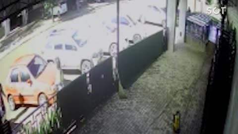 Câmera de segurança registra o momento em que jovem é baleada ao da Delegacia de Assis Chateaubriand