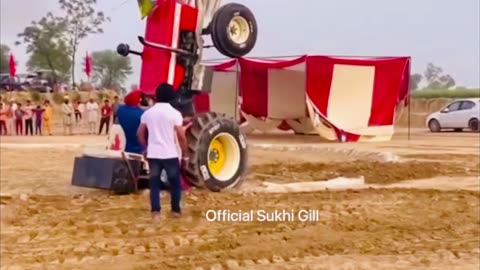 Punjabi singer SIDHU MOOSEWALA performing a stunt with tractor amazing video 😱😱