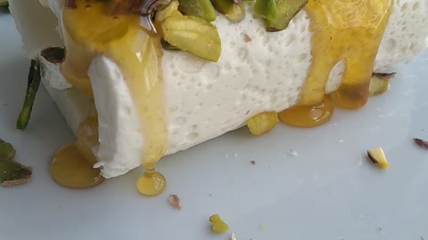 The best cream with honey and pistachio