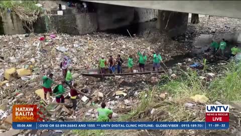 Tone-toneladang basura dulot ng Bagyong Paeng, naipon sa ilog ng Biñan