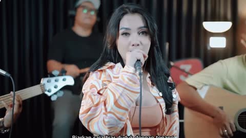 Ikan Dalam Kolam by Husein Bawafie with a cover by 3PEMUDA Berbahaya featuring Lala Widy