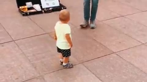 Kid Reacts to SpongeBob Song with Street Performer