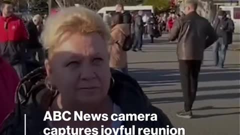 James Longman encounters special moment while interviewing activist in Kherson l ABC News