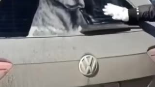 ARTIST CREATE DOGPORTRAIT ON DUST OF CAR