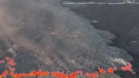 Remarkable footage shows lava flow from the Mauna Loa volcano in Hawaii