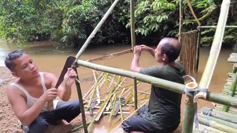 Tormented by heavy rain, overnight in a floating bamboo cabin in the forest, camping & camping