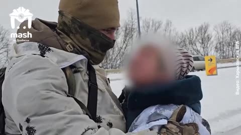🤝🇷🇺 Ukraine Russia War | Russian Border Guards Aid Fleeing Kharkov Resident | RCF