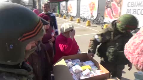 Russian soldiers deliver 20 tonnes of humanitarian aid to Dymer residents in the Kiev Region.