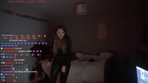 Minx shows her tits while dancing