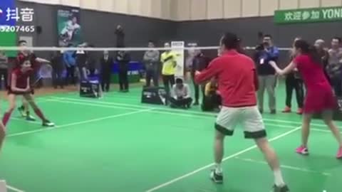 Pay attention to the ability of this Badminton Player's trick, make a laugh audience!