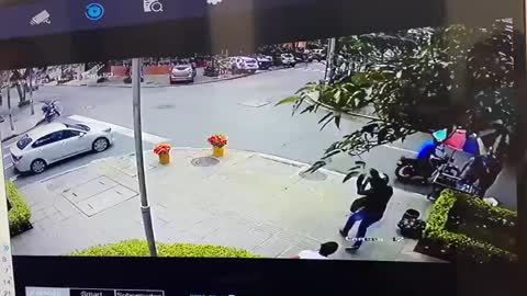 Video: A mano armada ladrones robaron a una mujer en el barrio Sotomayor de Bucaramanga