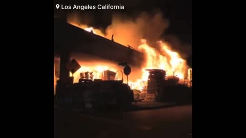 🚨WARNING: Pallet warehouse fire under bridge, evacuations ongoing Los Angeles | California