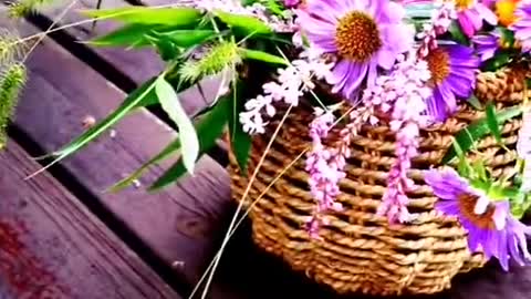 The wildflowers on the roadside are arranged in flower baskets, which is also very beautiful