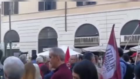 Protest in the center of Rome to criticize the government's policy related to the supply of weapons