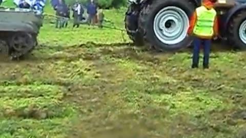 tractors stuck, machines accelerating (47)