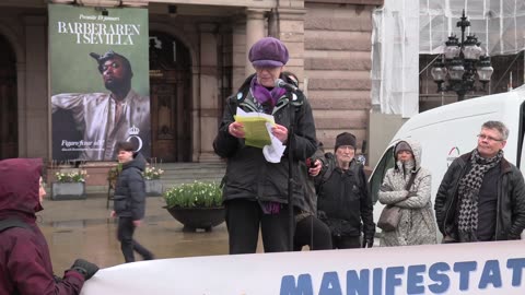 Karin Utas Carlsson talar på manifestationen för fred och frihet