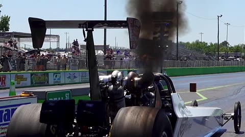 Diesel Dragster Smokes the Tires~