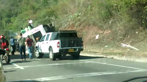 Bus con pasajeros se volcó en la vía entre El Aeropuerto y Girón