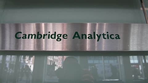 Cierra la firma Cambridge Analytica tras polémico acceso a datos de Facebook