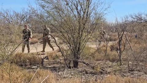 Migrants CAUGHT! National Guard KICKS THEM OUT. Eagle Pass Texas.