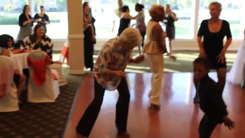 Grandma dances to Anaconda song at Wedding