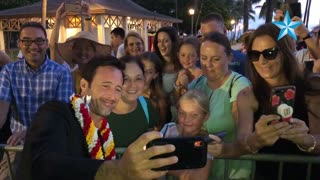 'Hawaii Five-0' actor Alex O'Loughlin snaps selfies with fans in Waikiki