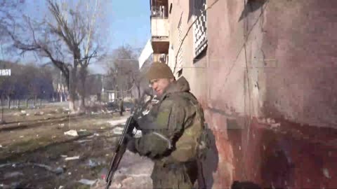 DNR fighters moving through Mariupol