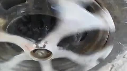 The rotating hub repairs the car