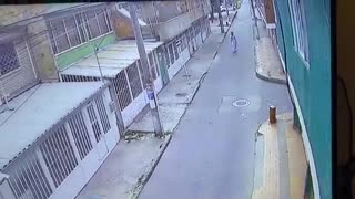 Video: Depravado manoseó a una enfermera, la robó y huyó