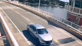 Car crash bridge_ Weird moments caught on camera