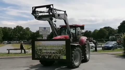 German farmers in Paderborn and beyond support the Dutch farmers' protest.