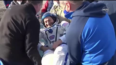 el astronauta estadounidense Mark Vande Hei vuelve a la tierra en una Soyuz MS-19 rusa