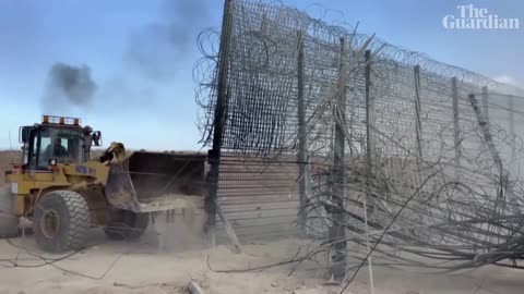 Israel_ Bulldozer filmed taking down section of Israel-Gaza border fence