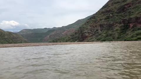 Alertan por enormes ‘islas de madera’ que contaminan el río Sogamoso en Santander